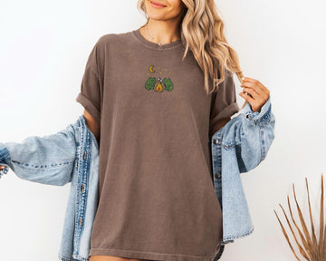 Embroidered Frog Campfire T-Shirt: Cottagecore Comfort Tee Son-0051