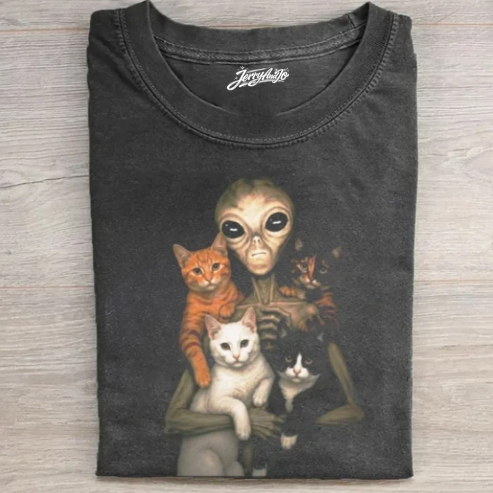 FUNNY ALIEN HOLDING CATS VINTAGE T-SHIRT TR-00245