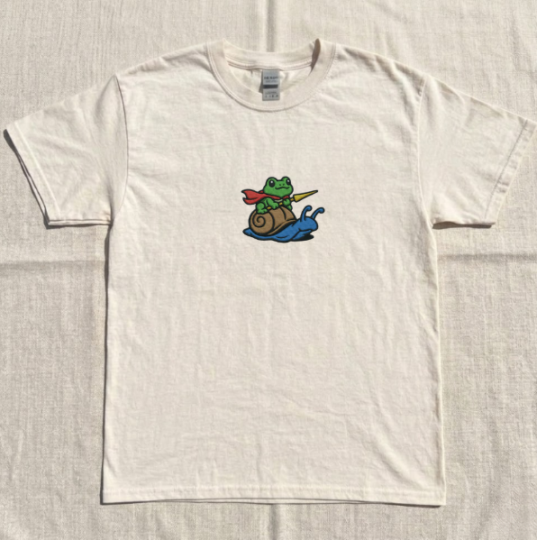 FROG KNIGHT RIDING SNAIL EMBROIDERED TEE TR-0069