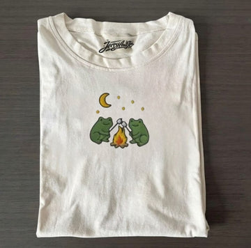 ENBROIDERED FROG CAMPFIRE TEE XIU-0006