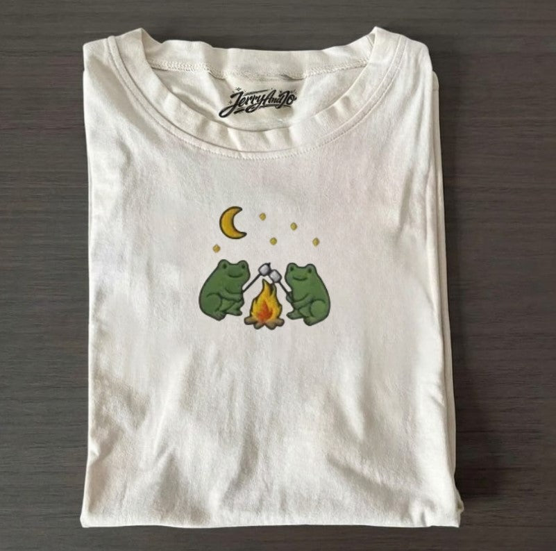ENBROIDERED FROG CAMPFIRE TEE XIU-0006