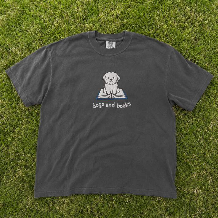 DOGS AND BOOKS EMBROIDERED TEE TR-0041