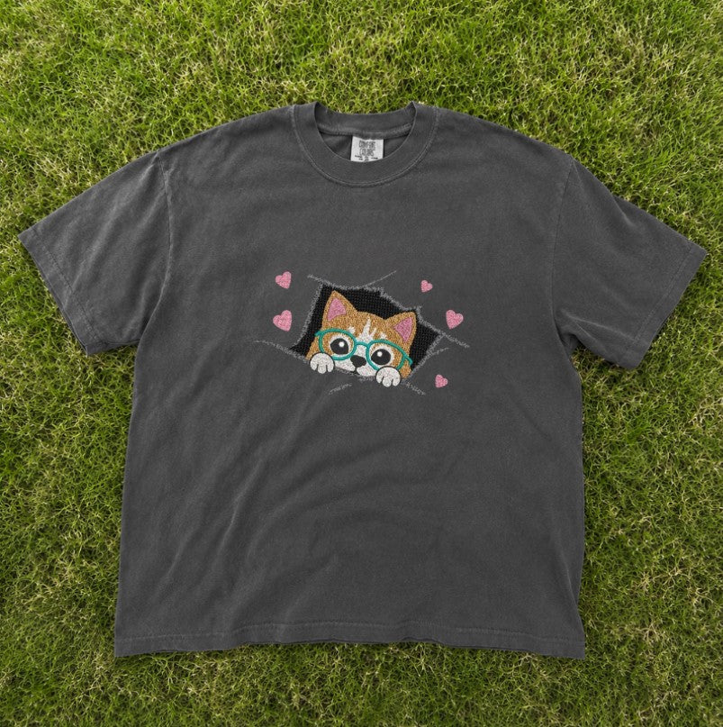 EMBROIDERED CAT PEEKING THROUGH FABRIC TEAR TEE XIU-0038