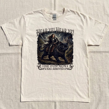 HEAR YE HEAR YE THE FUN AUNT HAS ARRIVED TEE, KINGHT RIDNG GIANT BLACK CAT TEE BN-00258