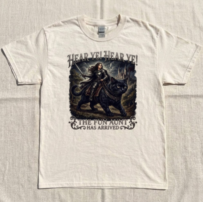 HEAR YE HEAR YE THE FUN AUNT HAS ARRIVED TEE, KINGHT RIDNG GIANT BLACK CAT TEE BN-00258