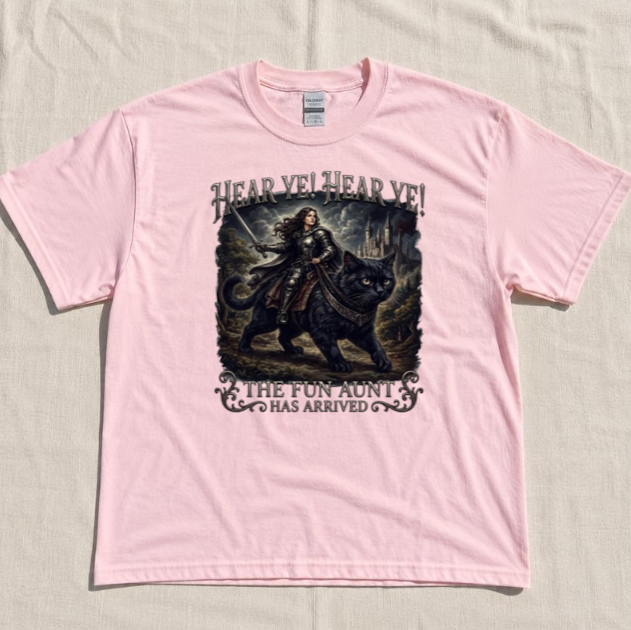 HEAR YE HEAR YE THE FUN AUNT HAS ARRIVED TEE, KINGHT RIDNG GIANT BLACK CAT TEE BN-00258