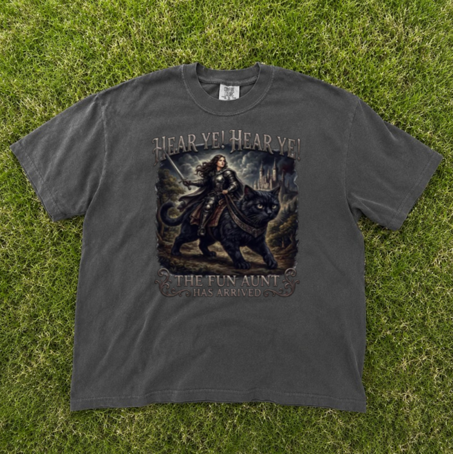 HEAR YE HEAR YE THE FUN AUNT HAS ARRIVED TEE, KINGHT RIDNG GIANT BLACK CAT TEE BN-00258