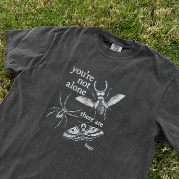 YOU'RE NOT ALONE, THERE ARE BUGS! A SHORT-SLEEVED ROUND-NECK PRINTED T-SHIRT LL-0075
