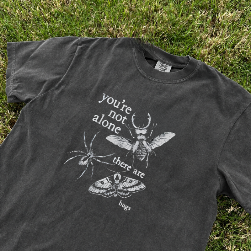YOU'RE NOT ALONE, THERE ARE BUGS! A SHORT-SLEEVED ROUND-NECK PRINTED T-SHIRT LL-0075