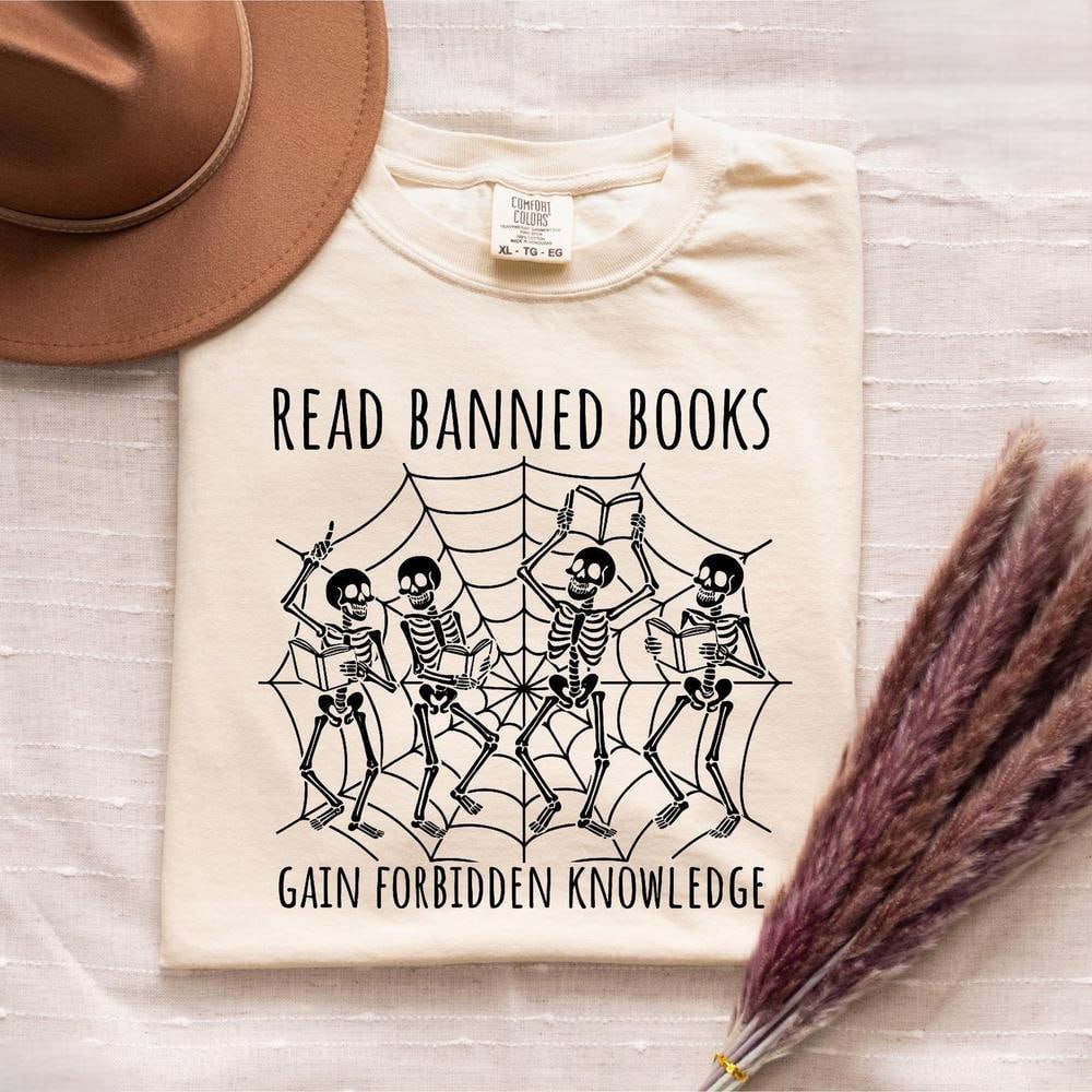READ BANNED BOOKS GAIN FORBIDDEN KNOWLEDGE T-SHIRT BT-00100